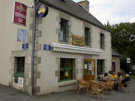 Une halte nécessaire : Trémargat, la commune solidaire Une halte nécessaire : Trémargat, la commune solidaire