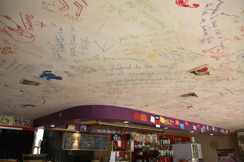 Le plafond du café : un espace de libre expression… Le plafond du café : un espace de libre expression…