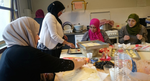 A l'école de leurs enfants, elles cuisinent le monde (p.57) A l'école de leurs enfants, elles cuisinent le monde (p.57)