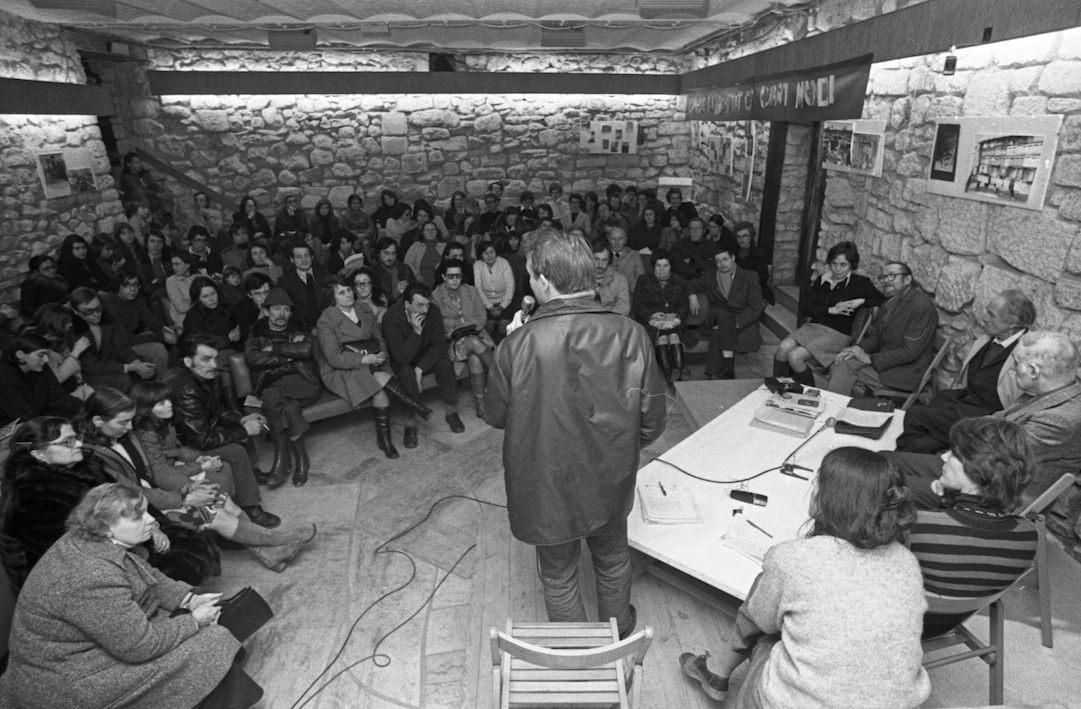 On allait aux UP à Paris dans un petit car, c’était à « La Cave »