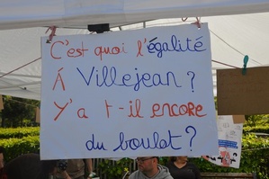 La question du porteur de parole est disposée de sorte à être visible des passants La question du porteur de parole est disposée de sorte à être visible des passants