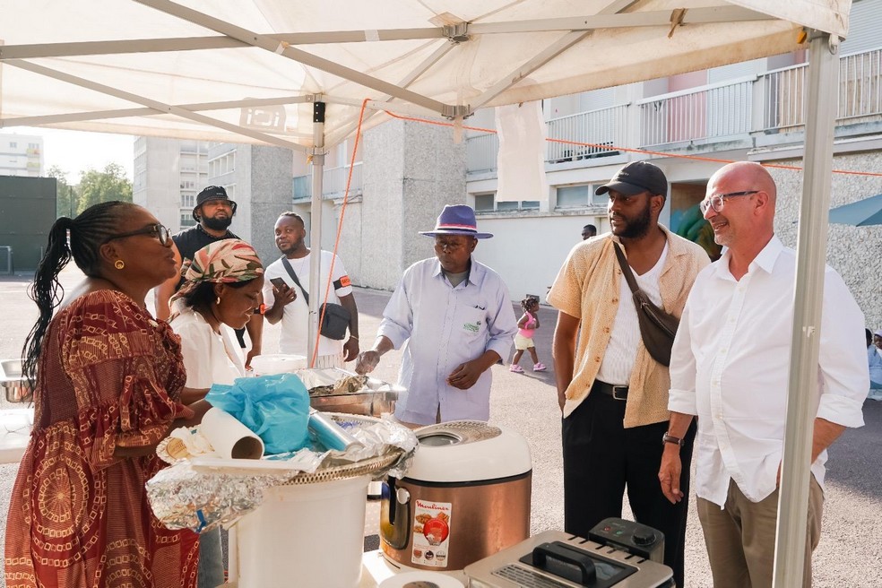 Le 21 juin lors de la fête de la musique Huzury Solidarités organisait un événement musical et convivial. L'élu Christophe Fouillère visitait les stands. Junior (à sa droite) et Claudina (à gauche) ont animé cette soirée.