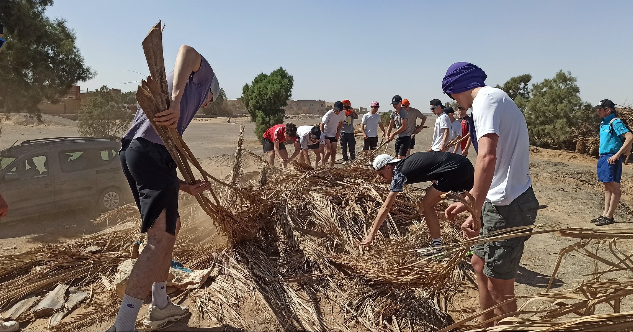 Des jeunes en bac professionnel Aménagements paysagers au Lycée Issat participent à la réhabilitation d'une oasis à Hassilabiad au Maroc (avril 2024).