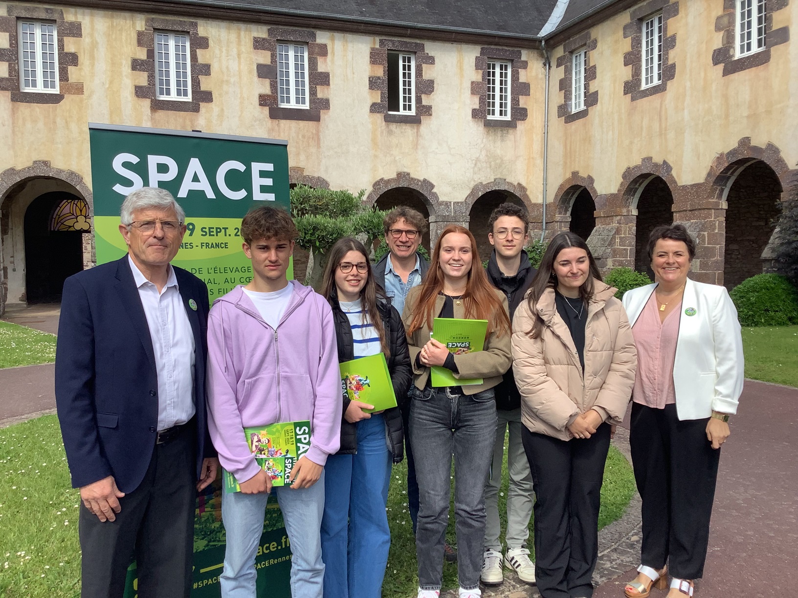 Les jeunes du Lycée Issat ont participé à la conférence de presse sur le Space le 22 mai à Mont-fort-sur-Meu. Les jeunes du Lycée Issat ont participé à la conférence de presse sur le Space le 22 mai à Mont-fort-sur-Meu.