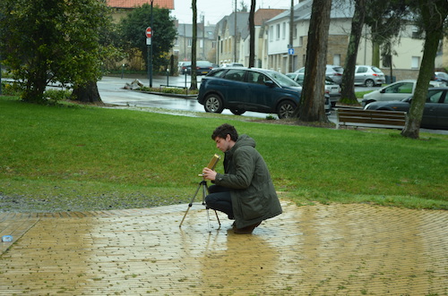 Maurepas vu du trou d’une boîte à thé Maurepas vu du trou d’une boîte à thé