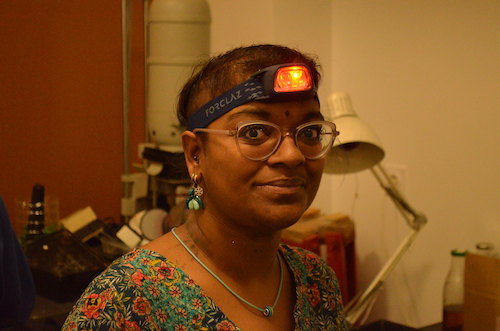 Maurepas vu du trou d’une boîte à thé Maurepas vu du trou d’une boîte à thé