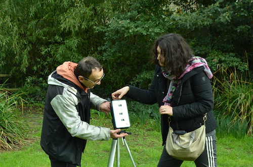 Maurepas vu du trou d’une boîte à thé Maurepas vu du trou d’une boîte à thé