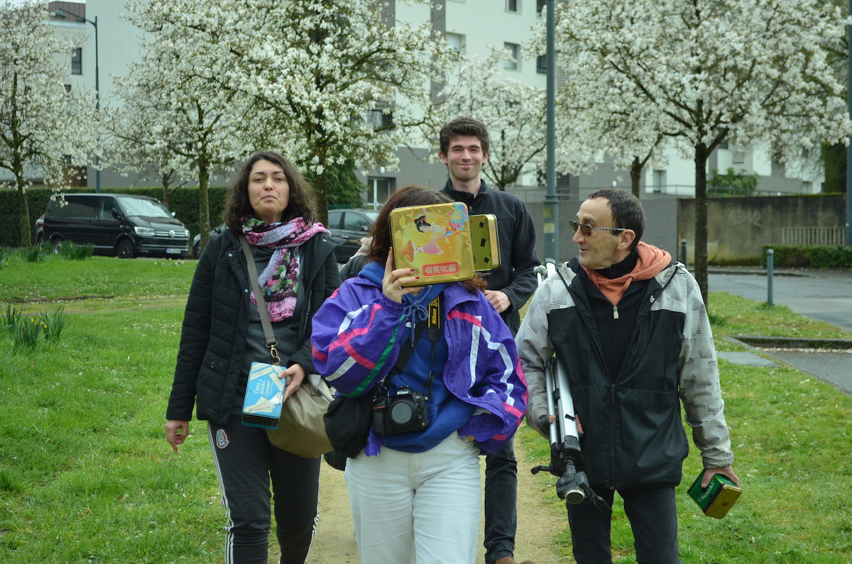 Maurepas vu du trou d’une boîte à thé Maurepas vu du trou d’une boîte à thé