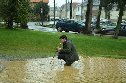 Maurepas vu du trou d’une boîte à thé