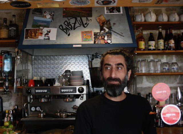 Cemil Akabayia, la détermination d’un barman mélomane Cemil Akabayia, la détermination d’un barman mélomane