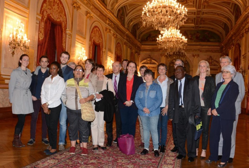 14 juin 2016, les membres d'ATD Quart Monde étaient à l'Assemblée nationale suite au vote de la loi contre la discrimination à raison de la précarité sociale (photo François Phliponeau ATD Quart Monde) 14 juin 2016, les membres d'ATD Quart Monde étaient à l'Assemblée nationale suite au vote de la loi contre la discrimination à raison de la précarité sociale (photo François Phliponeau ATD Quart Monde)