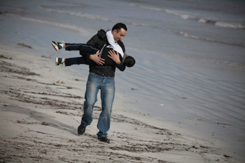 Slah retrouvant son fils qu’il n’a pas vu depuis neuf mois. Photo O. Jobard