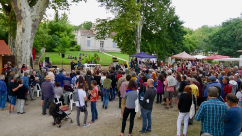 De prime abord, le public d'Uzeste semble réparti en deux générations : une masse visible de seniors, jeunes retraités (ou pas loin), cheveux blanc ou poivre et sel assumés, barbes de trois jours ou de patriarches pour les hommes ; des groupes plus diffus mais très actifs de jeunes trentenaires seuls ou en couples parfois avec de jeunes enfants. Nous posons une hypothèse : les jeunes sont plus acteurs (artistes, bénévoles, stagiaires...), les seniors sont plus spectateurs... Une plus longue immersion relativisera cette typologie sauvage : du moins du côté des artistes et animateurs tant le mélange de générations est une des clés de la vitalité créatrice de l'évènement. De prime abord, le public d'Uzeste semble réparti en deux générations : une masse visible de seniors, jeunes retraités (ou pas loin), cheveux blanc ou poivre et sel assumés, barbes de trois jours ou de patriarches pour les hommes ; des groupes plus diffus mais très actifs de jeunes trentenaires seuls ou en couples parfois avec de jeunes enfants. Nous posons une hypothèse : les jeunes sont plus acteurs (artistes, bénévoles, stagiaires...), les seniors sont plus spectateurs... Une plus longue immersion relativisera cette typologie sauvage : du moins du côté des artistes et animateurs tant le mélange de générations est une des clés de la vitalité créatrice de l'évènement.