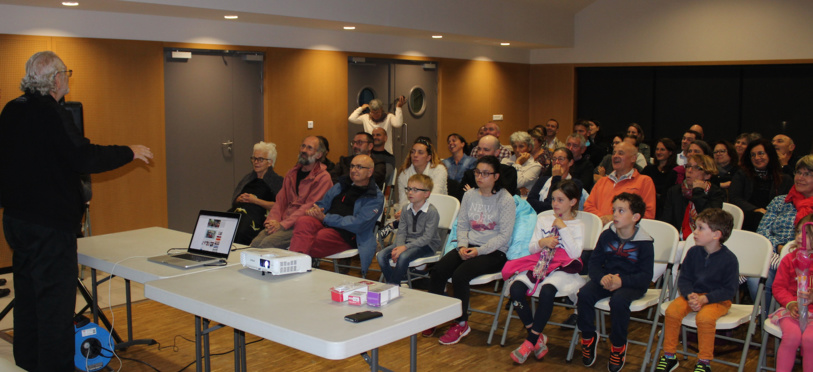 Le réalisateur, Alain Jaunault, présentant le webdocumentaire aux Saint-Péranais Le réalisateur, Alain Jaunault, présentant le webdocumentaire aux Saint-Péranais