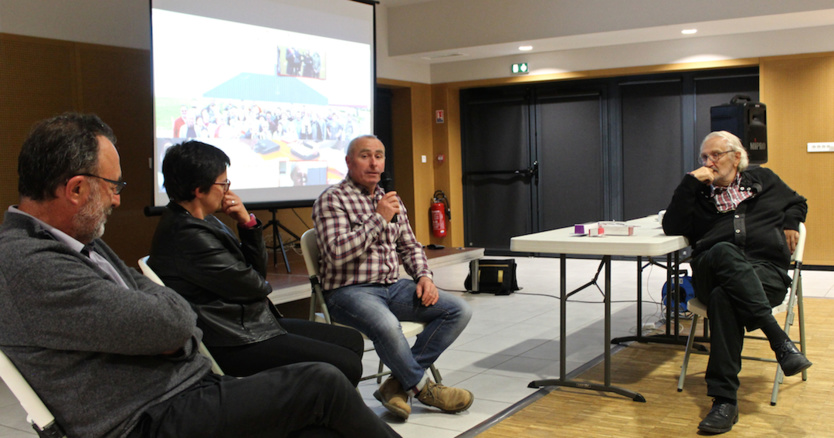 De g. à d : Maurice Renault, maire ; Isabelle Goven, 1ère adjointe ; Patrick Lesec, 2e adjoint ; Alain Jaunault De g. à d : Maurice Renault, maire ; Isabelle Goven, 1ère adjointe ; Patrick Lesec, 2e adjoint ; Alain Jaunault