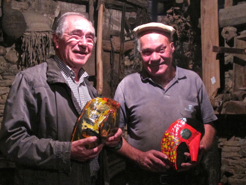 Les frères Tiza aiment avancer masqués Les frères Tiza aiment avancer masqués