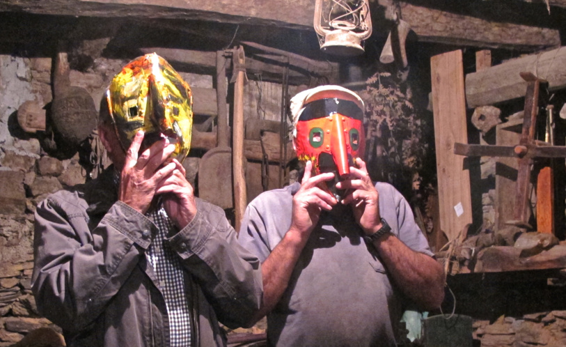 Les frères Tiza aiment avancer masqués Les frères Tiza aiment avancer masqués