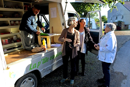 Lancée en septembre 2017, l'épicerie ambulante La P'tite camionnette, est l'une des activités créée par TEZEA.