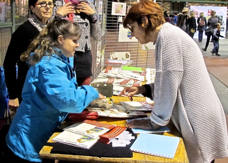 Lors de la sortie du livre à Rennes, Magali ( g.) présentant l'usage du braille