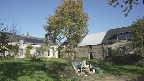 L'artiste de Thourie, son jardin et sa grange théâtre