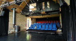 L'artiste de Thourie, son jardin et sa grange théâtre L'artiste de Thourie, son jardin et sa grange théâtre