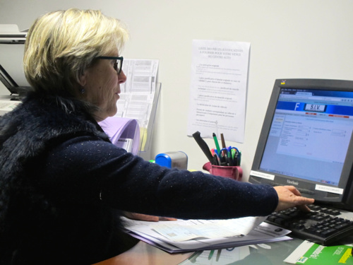 La patronne du garage a un moteur : la confiance La patronne du garage a un moteur : la confiance