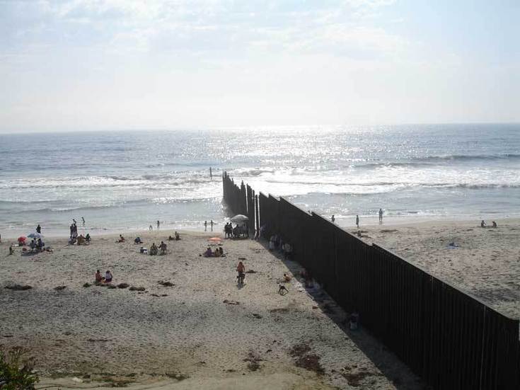 La plage de Tijuana - San Diego. Les murs-frontières se multiplient dans le monde