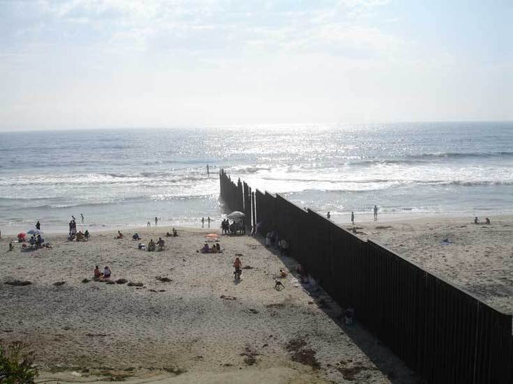 La plage de Tijuana - San Diego. Les murs-frontières se multiplient dans le monde La plage de Tijuana - San Diego. Les murs-frontières se multiplient dans le monde