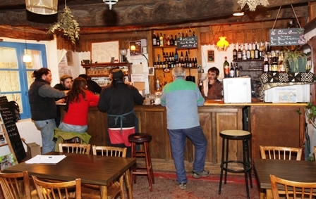 Le bar est aussi un lieu pour des spectacles certains soirs. Le bar est aussi un lieu pour des spectacles certains soirs.