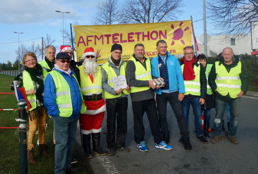 Lundi matin, lors de la remise de la collecte du Téléthon (Olivia est absente sur les photos) Lundi matin, lors de la remise de la collecte du Téléthon (Olivia est absente sur les photos)