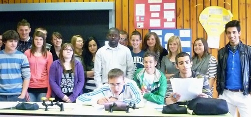 Le professeur nigérien au milieu de ses élèves belges