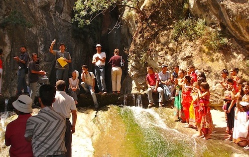 Hacène Metref dirigeant ses acteurs au festival 2006