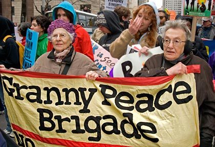 La brigade des mamies pacifistes La brigade des mamies pacifistes
