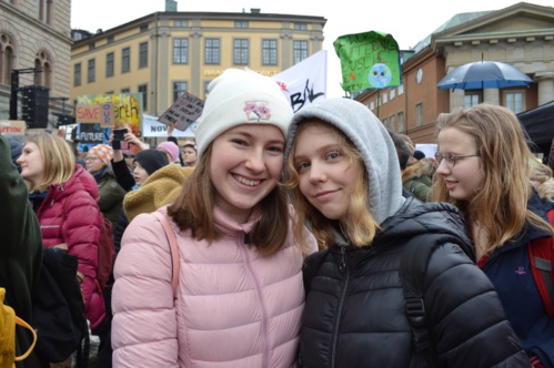 Tove et Ida, 14 ans, ont fait la grève de l'école pour aller manifester. Tove et Ida, 14 ans, ont fait la grève de l'école pour aller manifester.