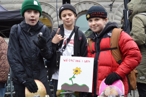 Ludvig, Frank et Eliot, fans de skate et de hip-hop, venus manifester avec la toile peinte par Eliot.