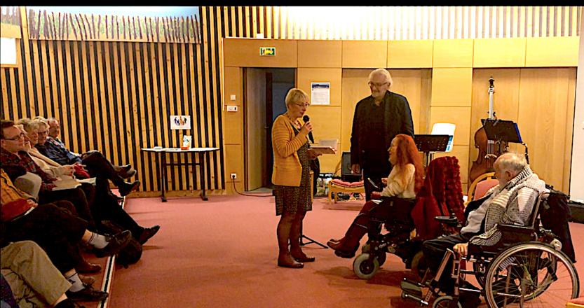 Un moment d'émotion entre Gildas et "Jacotte", la fille de madame Gétain l'institutrice qui découvrit que Gildas pouvait apprendre à lire... Jacqueline Gétain, Alain Jaunault, Marie-Claude Gaillard et Gildas Trévetin.