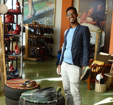 Dans un magasin SoleRebels, ces chaussures à base de pneus usagés lancées par Bethlehem Tilahun Alemu en utilisant les capacités artisanales des habitants pauvres de son quartier à Addis Abeba. Elles connaissent un succès international.