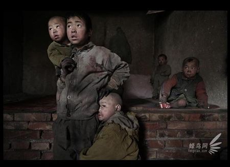 Photo regardsenchine.canalblog.com, Province du Shaanxi. De nombreux enfants sont abandonnés chaque année. Kong Zhenlan qui vit du recyclage a recueillit 25 enfants.