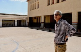 Dans la cour de son ancienne école à Azou