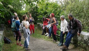 Sur le chemin, un chant africain, Mbele Mama, lancé par des chanteuses de la Compagnie Dicilà Sur le chemin, un chant africain, Mbele Mama, lancé par des chanteuses de la Compagnie Dicilà
