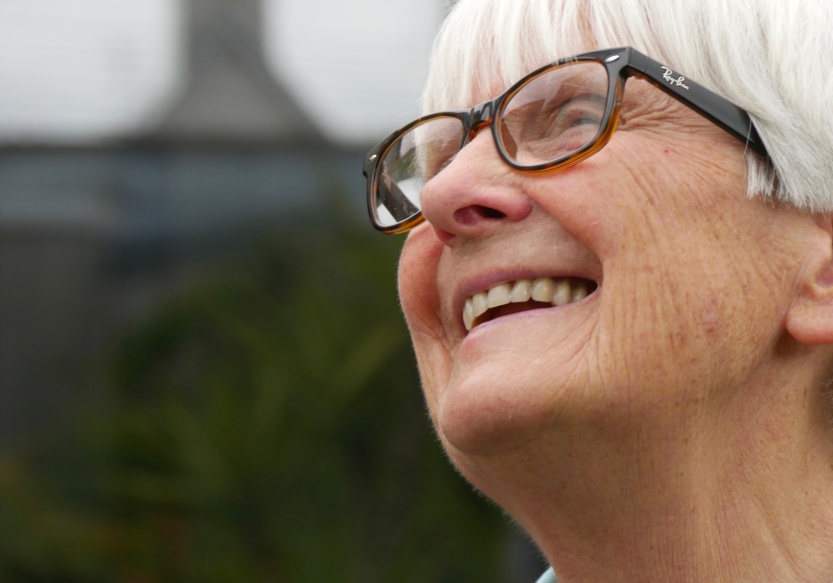 Evelyne transmet sa connaissance des oiseaux et des insectes Evelyne transmet sa connaissance des oiseaux et des insectes