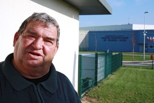 L'ex-détenu soutient les familles devant la prison L'ex-détenu soutient les familles devant la prison