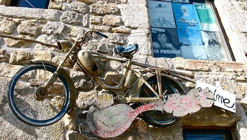 Sur la mobylette, "Bonne Année la vie"