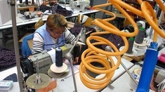 Les anciennes de New Man, leur chemise citoyenne et leur emploi à recoudre chaque jour Les anciennes de New Man, leur chemise citoyenne et leur emploi à recoudre chaque jour