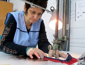 Les anciennes de New Man, leur chemise citoyenne et leur emploi à recoudre chaque jour Les anciennes de New Man, leur chemise citoyenne et leur emploi à recoudre chaque jour