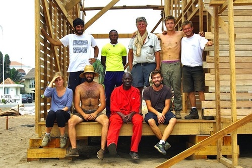 Au milieu d'une équipe de jeunes, sur le chantier d'une église en bois en Côte d'Ivoire