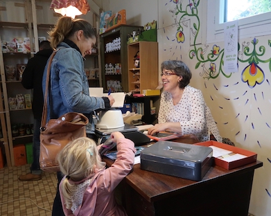 Marie-Laure reçoit les adhésions Marie-Laure reçoit les adhésions
