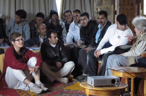 En discussion avec des jeunes marocains lors d'une "Caravane du livre"