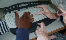 Avec Monique, les élèves décrocheurs forment les vieux à Internet Avec Monique, les élèves décrocheurs forment les vieux à Internet