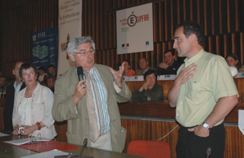 En 2002, Christian Guitton, Gérard Brière et plusieurs directeurs de centres d'aide par le travail de Bretagne créent le dispositif Différent et Compétent avec le soutien du Fonds social européen.